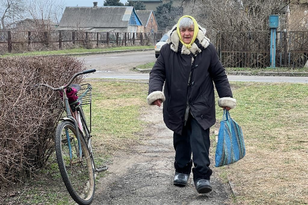 Un’anziana alla ricerca di cibo nel villaggio di Yulivka attaccato dai russi lungo la linea del fronte a Zaporizhzhia