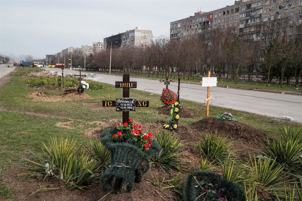 Le tombe lungo le strade di Mariupol