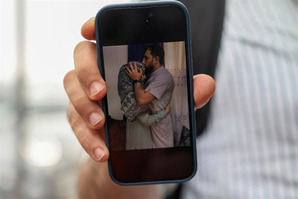 Il siriano Kassam Abozeed mostra la foto di lui insieme a sua moglie, scomparsa nel naufragio nell'Egeo