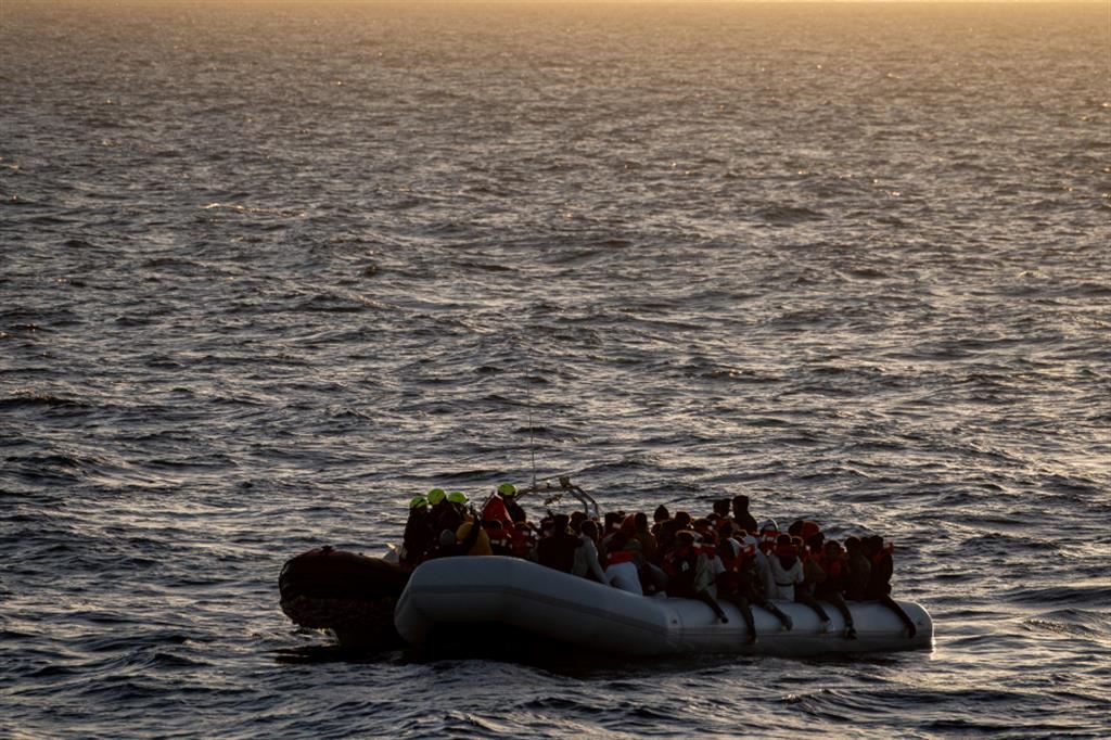 Un gruppo di migranti salvato al largo della Libia da Sos Humanity