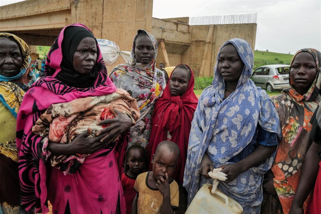 Donne sudanesi, fuggite con i figli dal darfur, ospitate nel campo profughi di Adré in Ciad