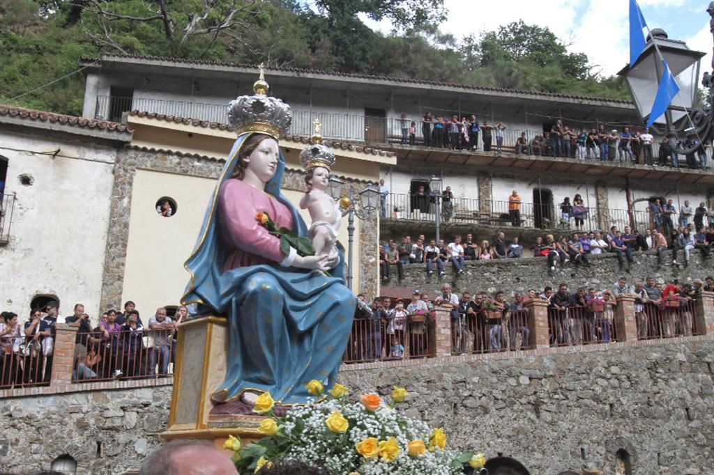Un momento della festa della Madonna della Montagna al santuario di Polsi (Reggio Calabria)
