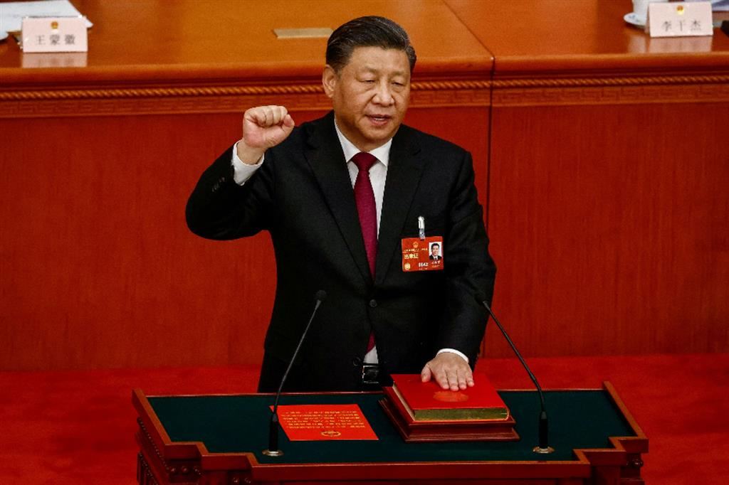Il presidente cinese Xi Jinping giura per il suo terzo mandato nella Sala del Popolo a Pechino