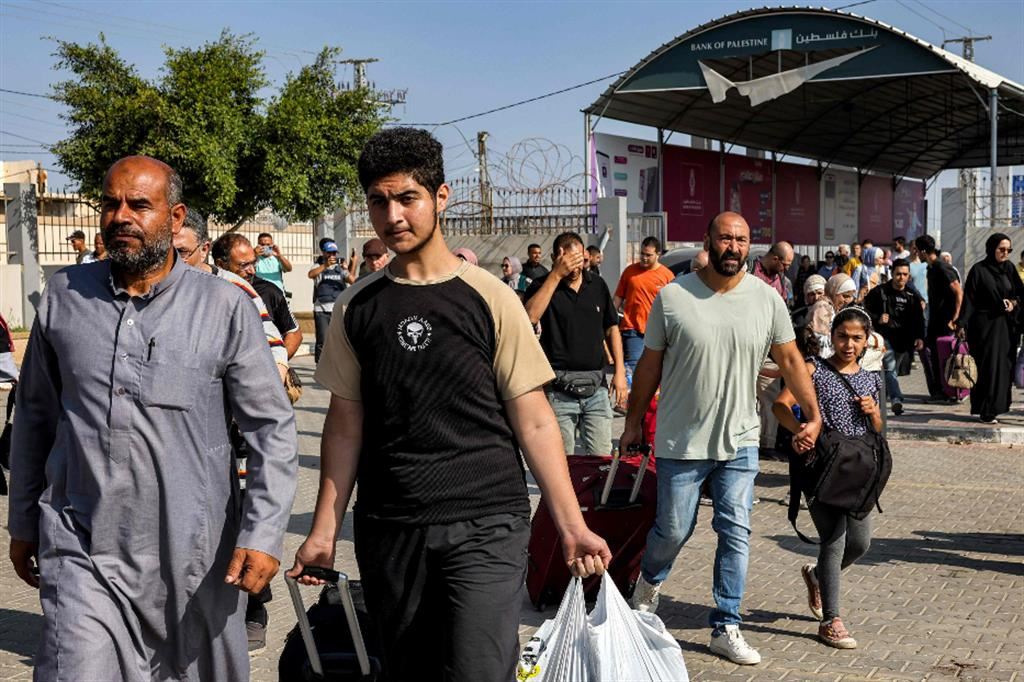 Il valico di Rafah è stato aperto a feriti e stranieri in fuga dalla striscia di Gaza