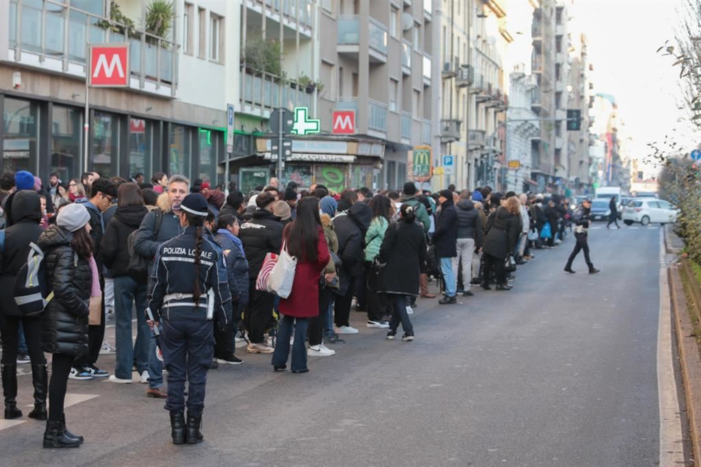 Una lunga coda di persone in attesa del bus sostitutivo in viale Monza
