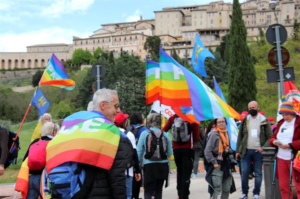 Il corteo della Marcia straordinaria della pace dello scorso 24 aprile raggiunge la piazza inferiore di San Francesco ad Assisi