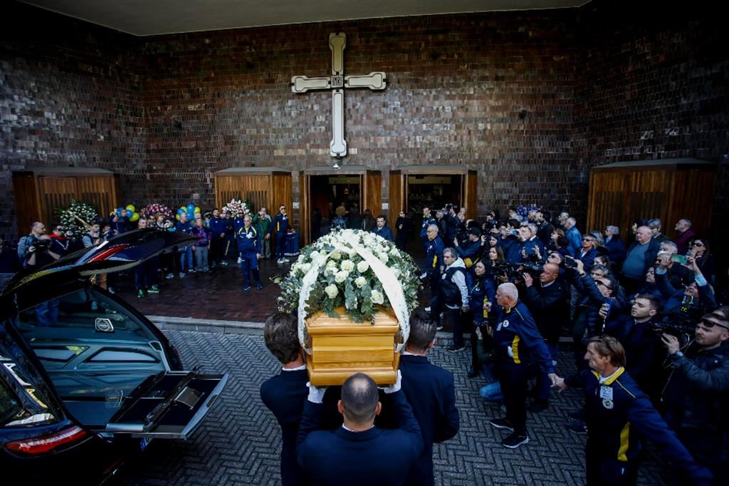 I funerali della giovane pallavolista Julia Ituma nella chiesa di San Filippo Neri a Milano