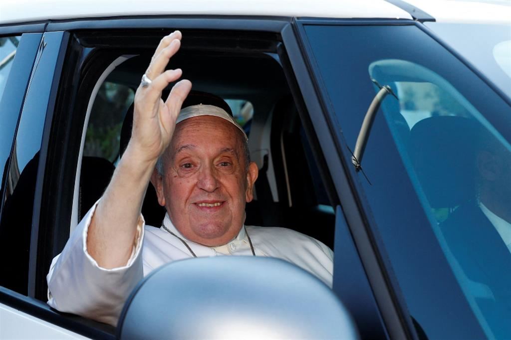 Il Papa saluta lasciando il Gemelli