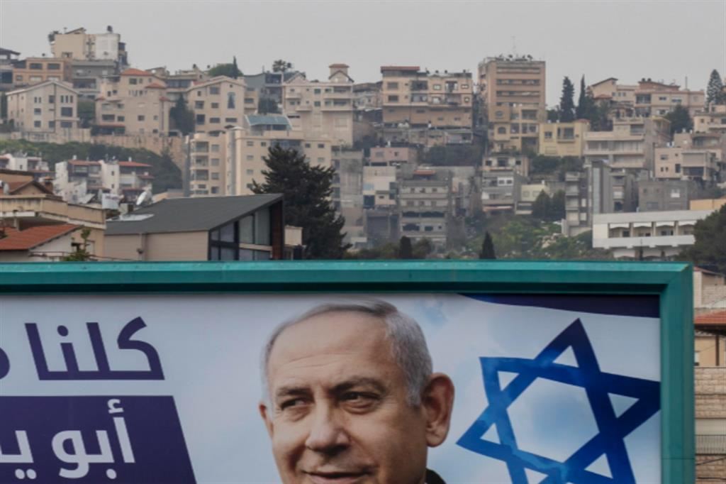Un vecchio manifesto elettoraledel premier Benjamin Netanyahu alla periferia di Nazareth, la cittàcon la più elevata concentrazione di arabi israeliani