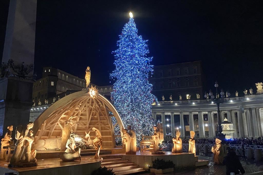 Il presepe e l'albero allestiti in Piazza San Pietro a Roma, in occasione del Natale 2022