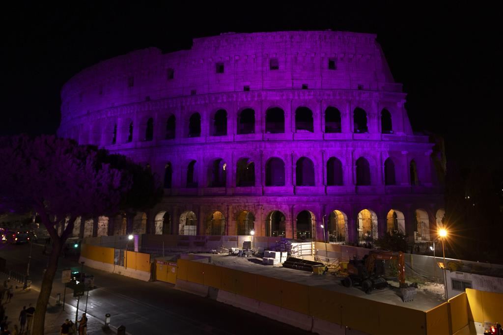 Il Colosseo illuminato di viola giovedì sera durante la Giornata mondiale dell'Alzheimer