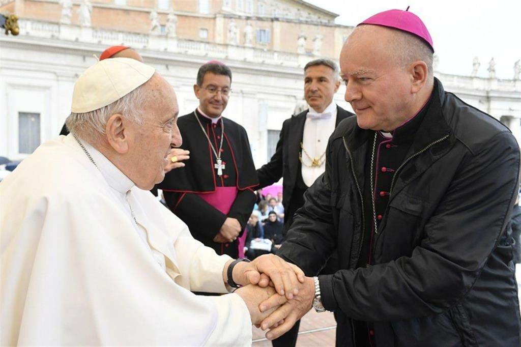 Papa Francesco con il vescovo Jan Sobilo, il presule latino che vive a Zaporizhzhia