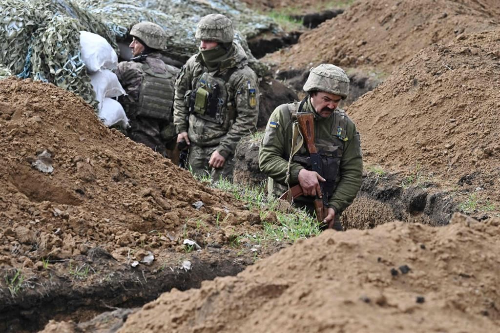 Soldati ucraini nelle trincee intorno a Bakhmut