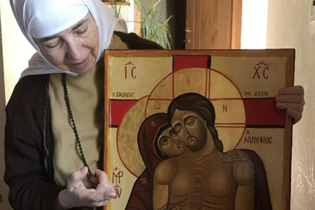 Madre Mirella Muià mentre illustra il significato dell’icona di “Cristo sposo”