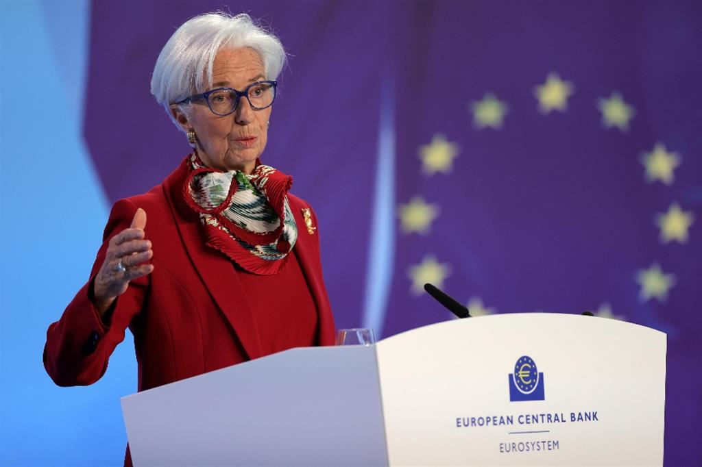 Christine Lagarde, presidente della Bce, presenta le ultime decisioni del consiglio direttivo