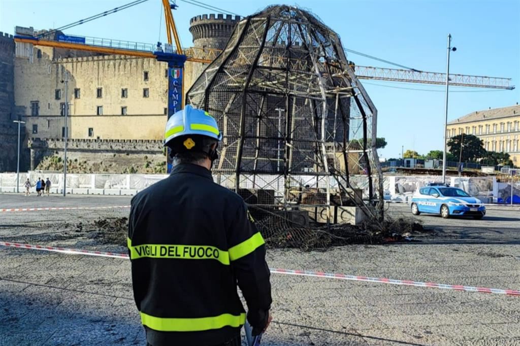 Un incendio ha sciolto la statua della Venere degli stracci, nel centro di Napoli, e ridotto in cenere gli indumenti che la adornavano