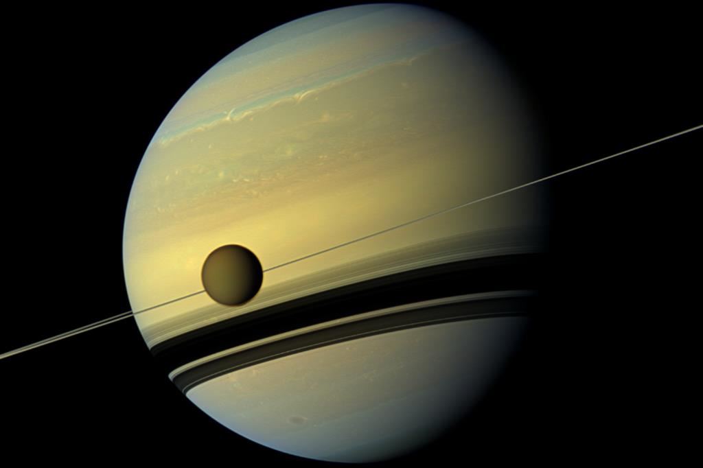 Titano, Saturno e i suoi anelli fotografati dalla sonda Cassini