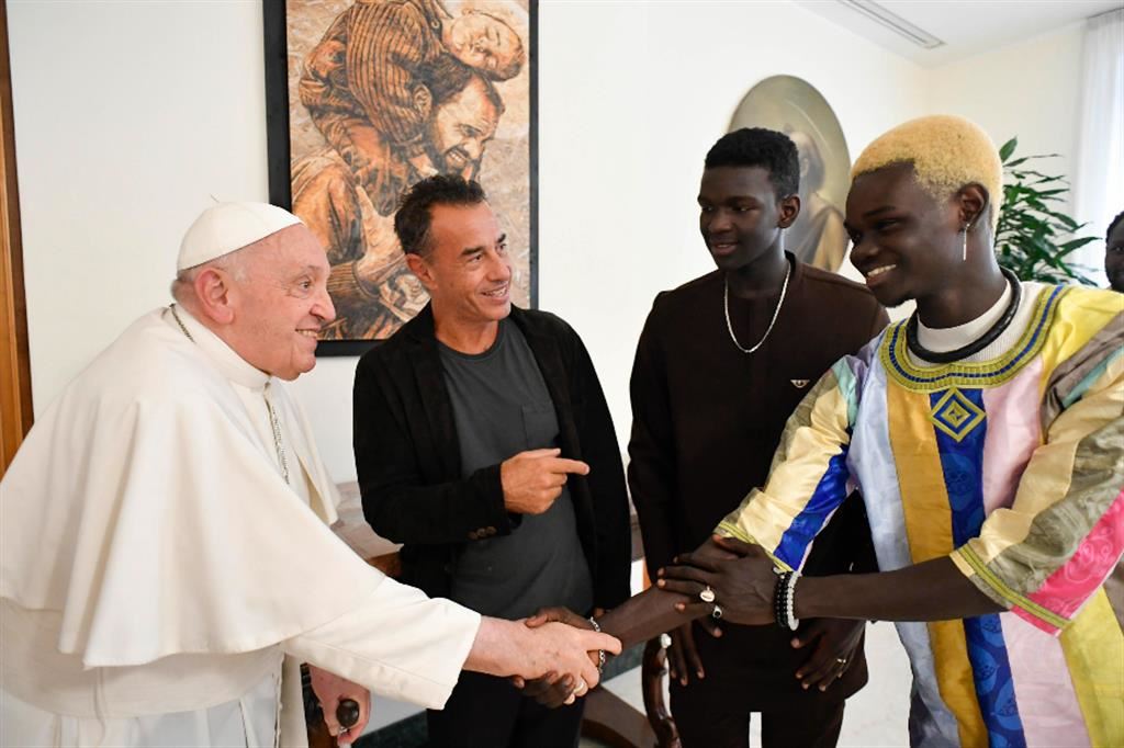 Papa Francesco riceve il regista Matteo Garrone e gli attori del film "Io Capitano", Città del Vaticano, 14 Settembre 2023.