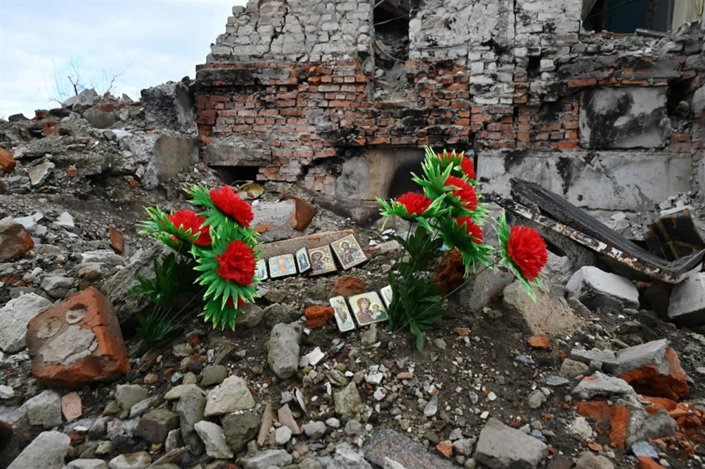 Fiori e immagini sacre ricordano i civili morti nel bombardamento di un edificio a Izyum in Ucraina