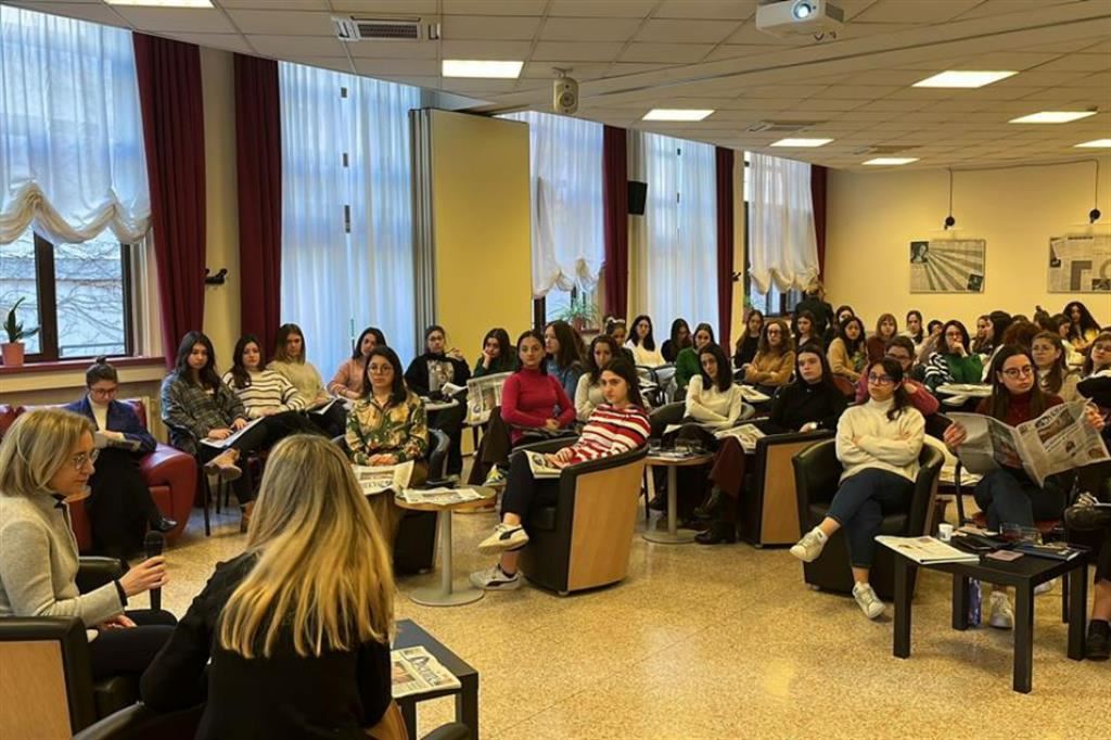 Un momento dell'incontro con le ragazze del Collegio Marianum di Milano