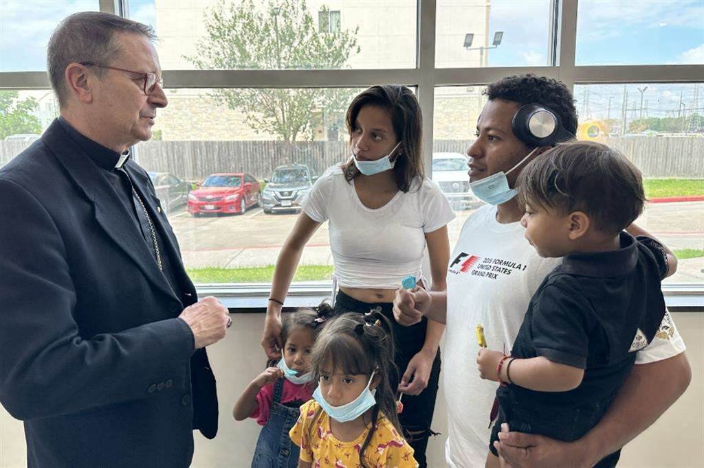 Monsignor Italo Dell’Oro con una famiglia di migranti nel centro Caritas di Houston
