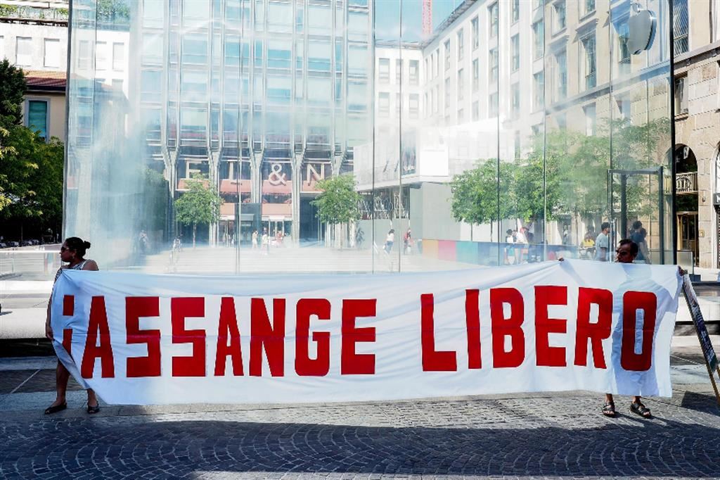 Una manifestazione per la libertà di Julian Assange a Milano nell'estate 2022