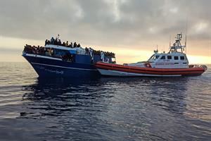 Nessuna traccia dei 500 migranti in mare da giorni. «Respinti in Libia» 