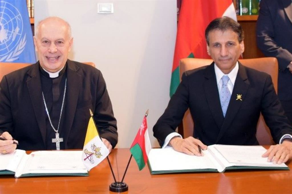 La firma dell’accordo Oman-Santa Sede