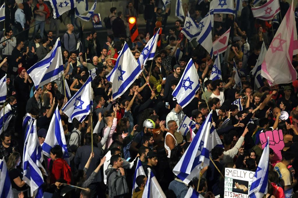 Manifestanti ieri davanti alla Knesset, il Parlamento israeliano