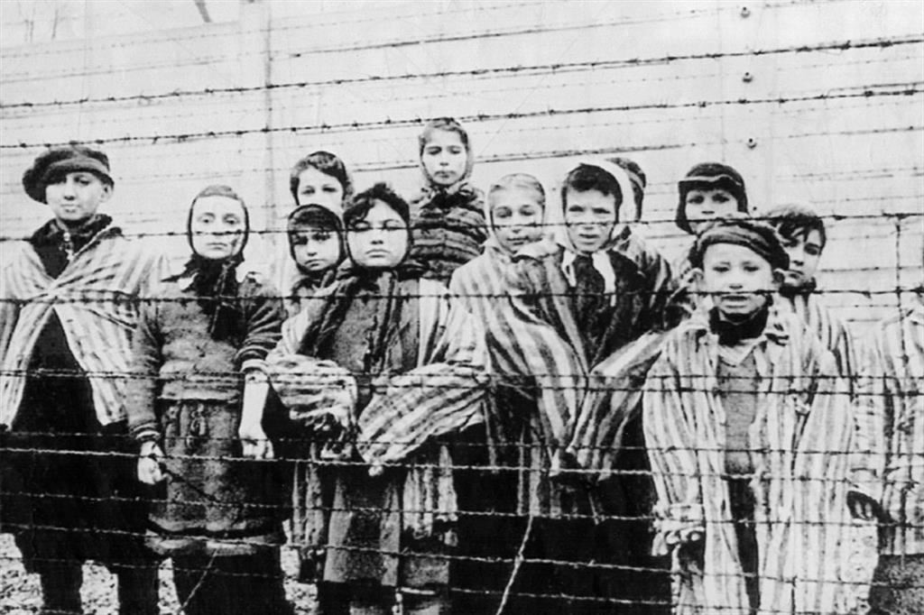 Bambini rinchiusi nel campo di concentramento Auschwitz