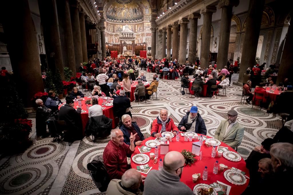 Un momento del pranzo di Natale nella basilica di Santa Maria in Trastevere