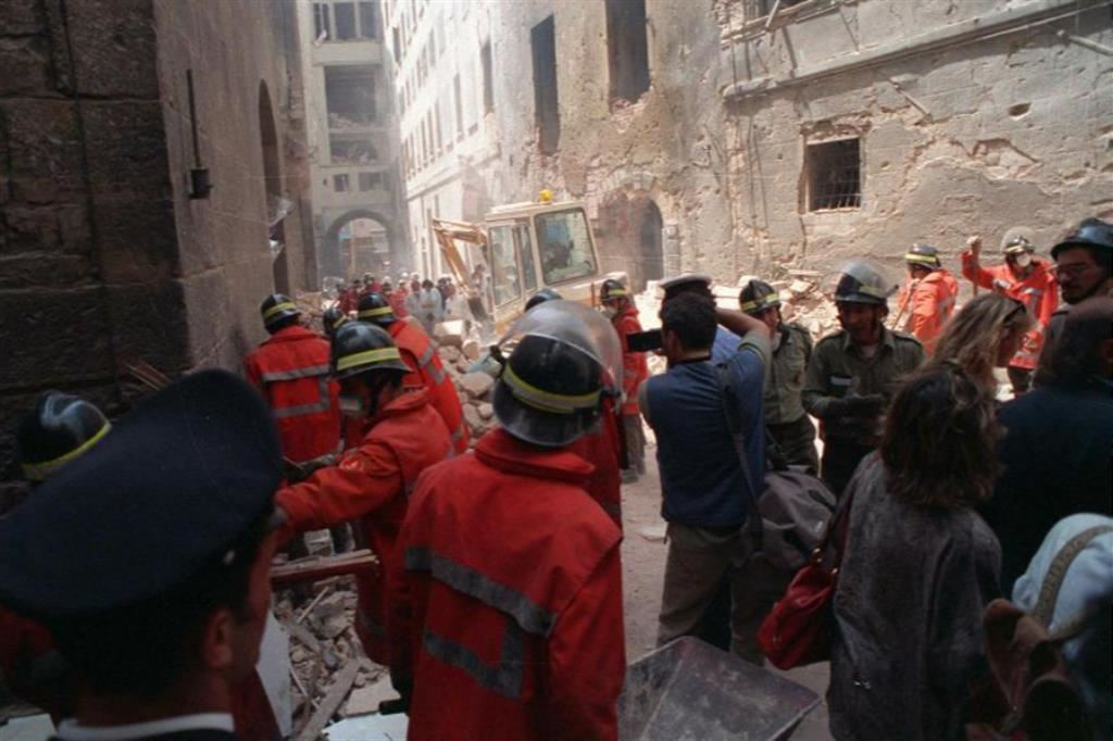 Sopra: squadre al lavoro, 30 anni fa, dopo l’esplosione