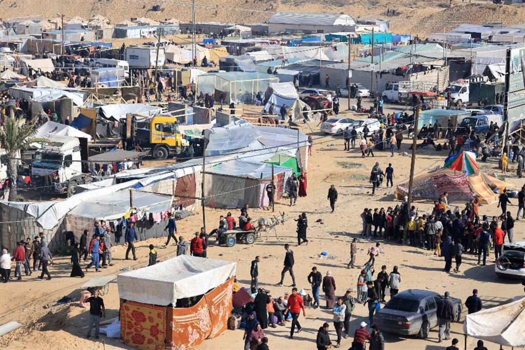 Una tendopoli di sfollati dal campo di Khan Yunis, allestita a ridosso del confine di Rafah tra la Striscia di Gaza e l'Egitto