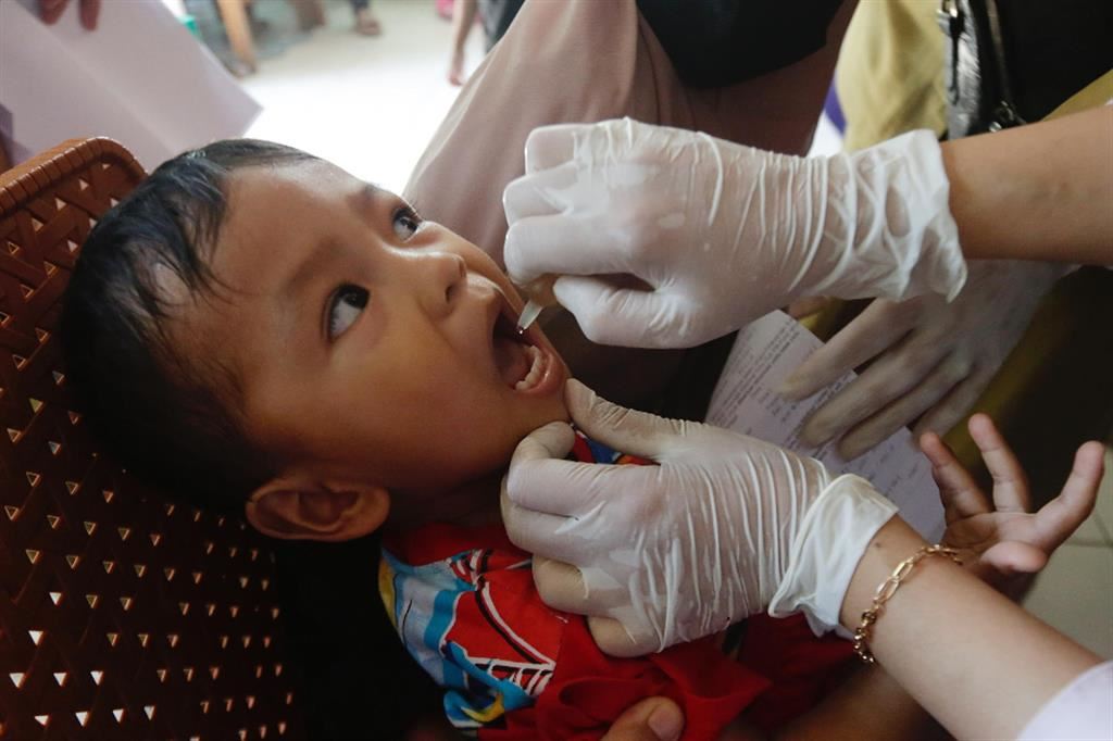 La vaccinazione di un bambino in un villaggio dell'Indonesia