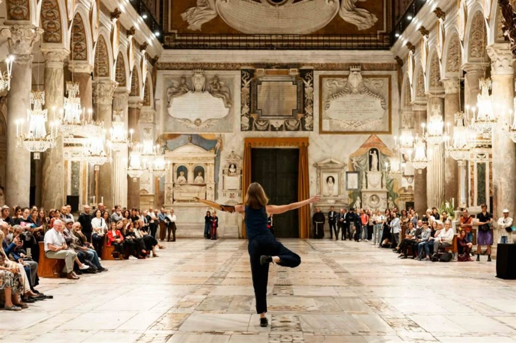 La danzatrice Annie Hanauer nella basilica di Aracoeli di Roma