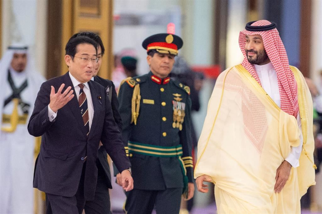Il principe Mohammed bin Salman con il premier giapponese Fumio Kishida a Gedda