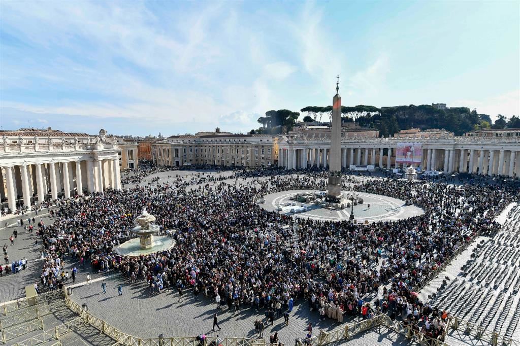 La folla radunata in piazza San Pietro