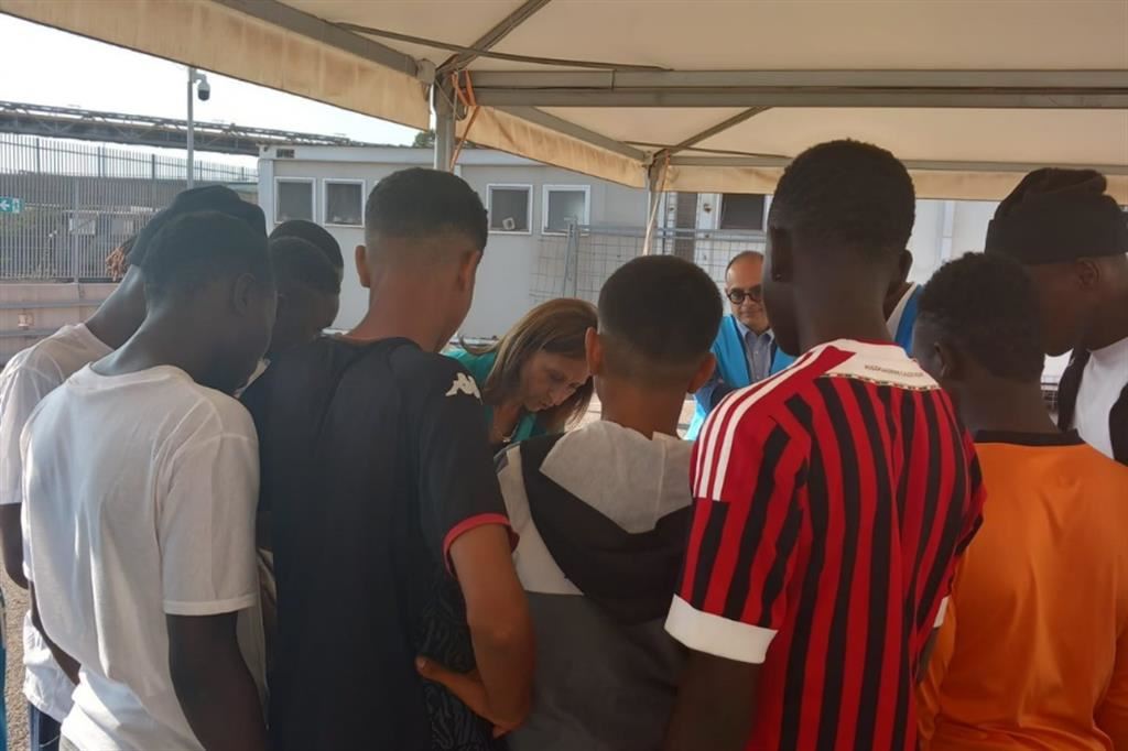 La garante per l’infanzia, Carla Garlatti, con i ragazzi migranti dell’Hotspot di Taranto