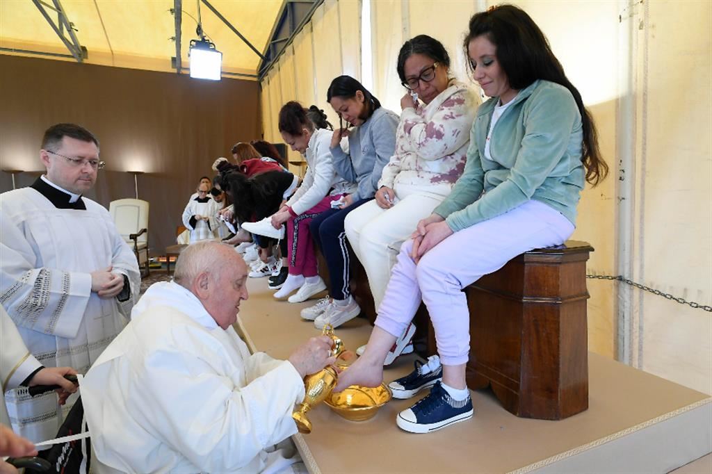 Il Papa lava i piedi alle detenute di Rebibbia per il Giovedì Santo