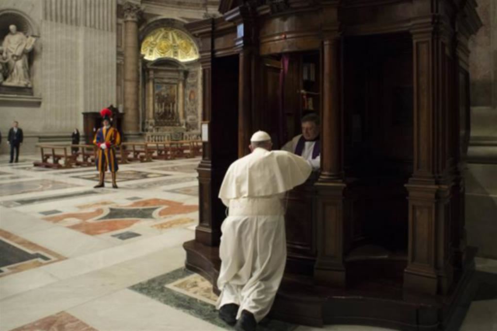 Il Papa in confessionale durante una liturgia penitenziale