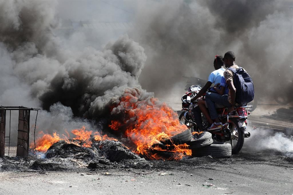 Roghi e barricate nel quartiere di Solino a Port-au-Prince