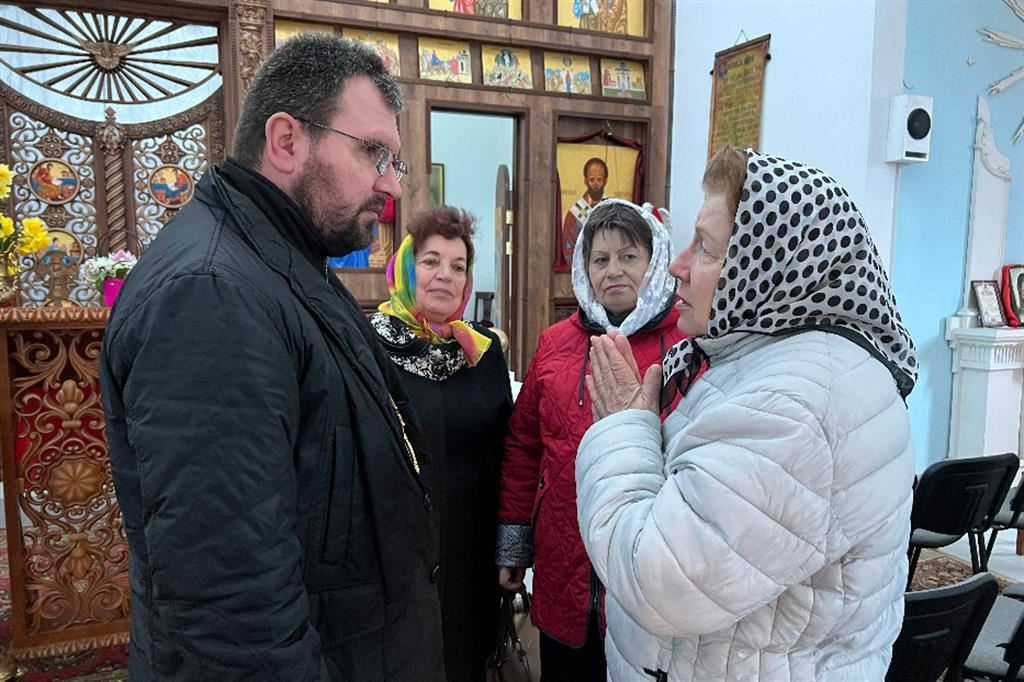 Il vescovo Maksym Ryabukha fra la gente di di Myrnohrad, cittadina nella parte libera della regione di Donetsk