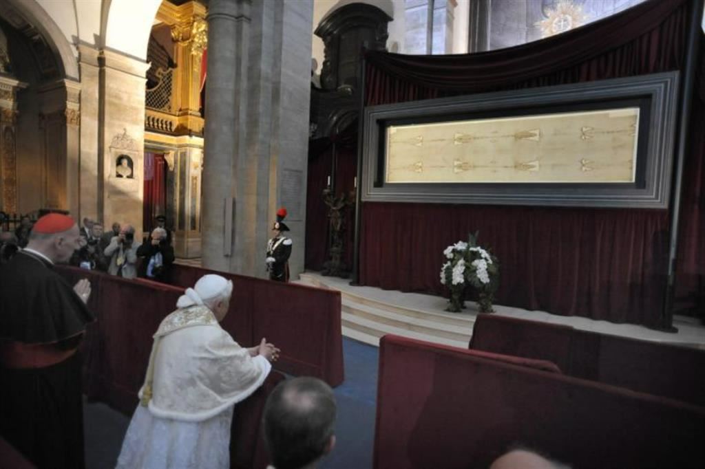 Torino, papa Benedetto XVI in preghiera davanti alla Sindone il 2 maggio 2010