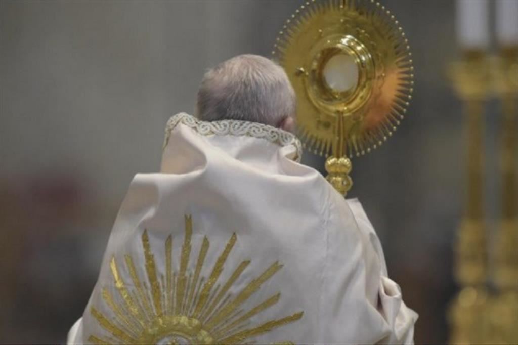 Il Papa solleva l'ostensorio con il Santissimo Sacramento nella Basilica di San Pietro
