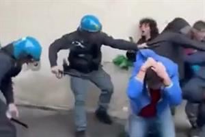Piantedosi con la Polizia: i manifestanti a Pisa hanno rifiutato la mediazione