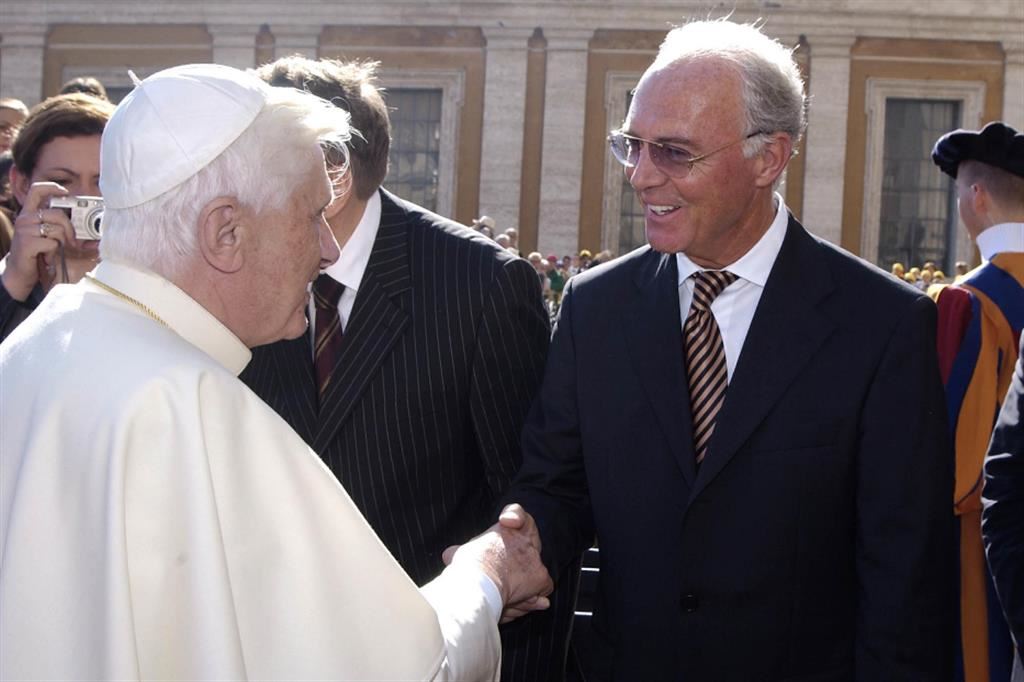 L'incontro del 2005 tra il campione Franz Beckenbauer e papa Benedetto XVI