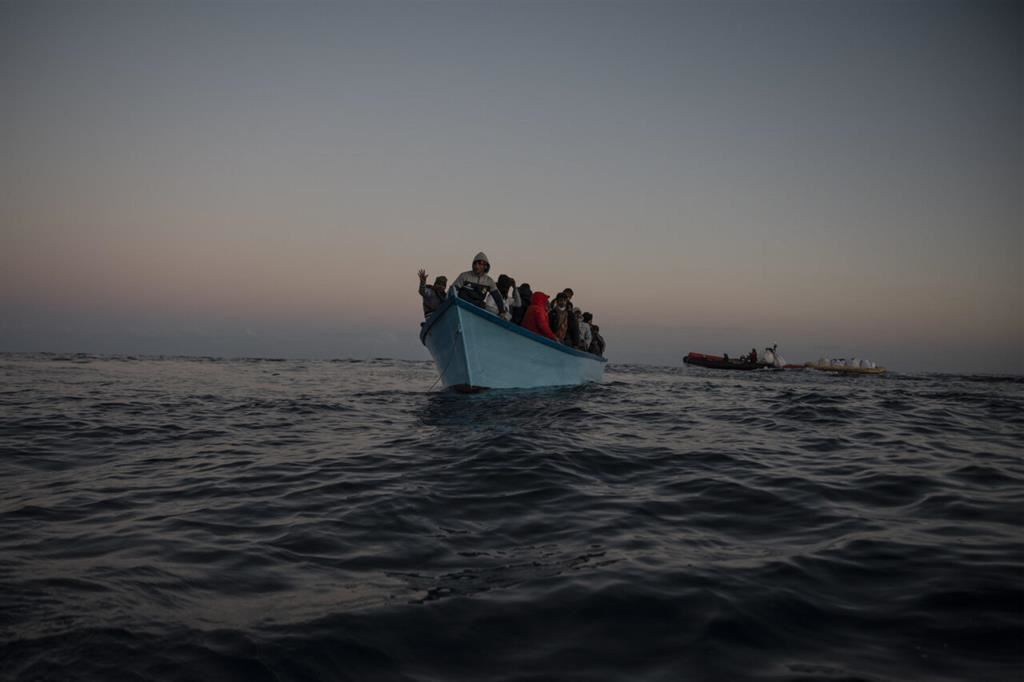 Un barchino di migranti si avvicina alle coste italiane
