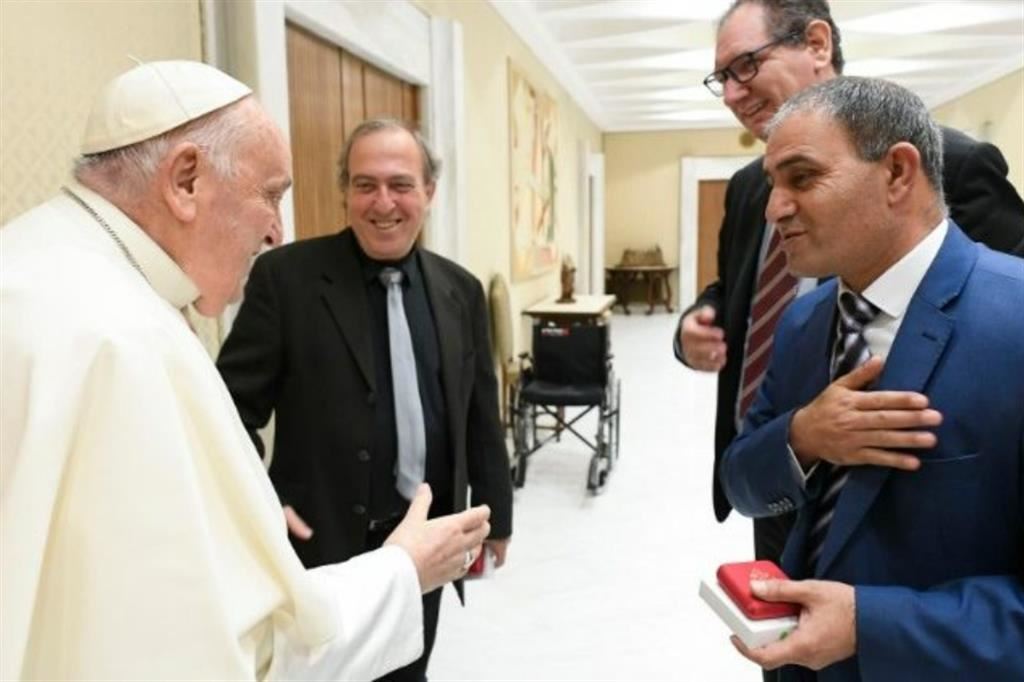 Papa Francesco con i due padri, israeliano e palestinese