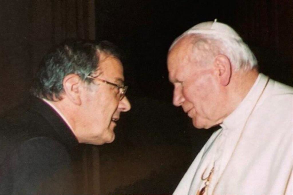 A sinistra monsignor Francesco Di Felice (1934-2024) e papa Giovanni Paolo II (1920-2005)