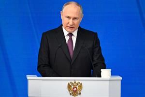 Putin: la Russia non teme nessuno. Feramto il direttore di Novaya Gazeta